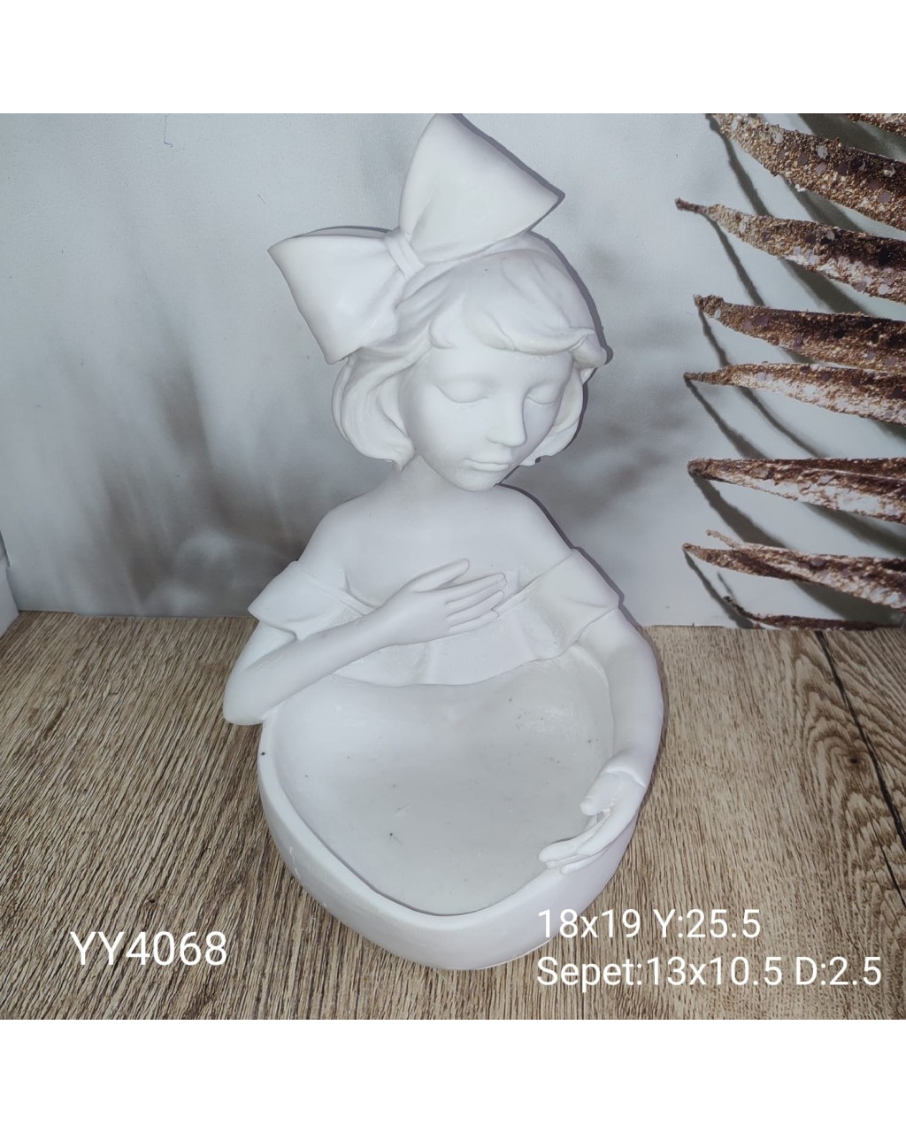 YY4068 Kalp Tutan Sunumluk Kız