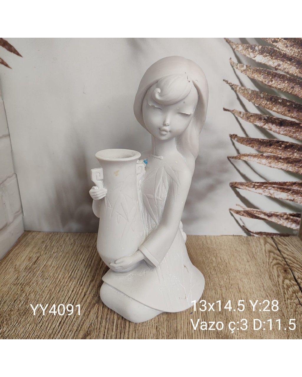YY4091 Dizleri Üzerinde Vazo Tutan Kız