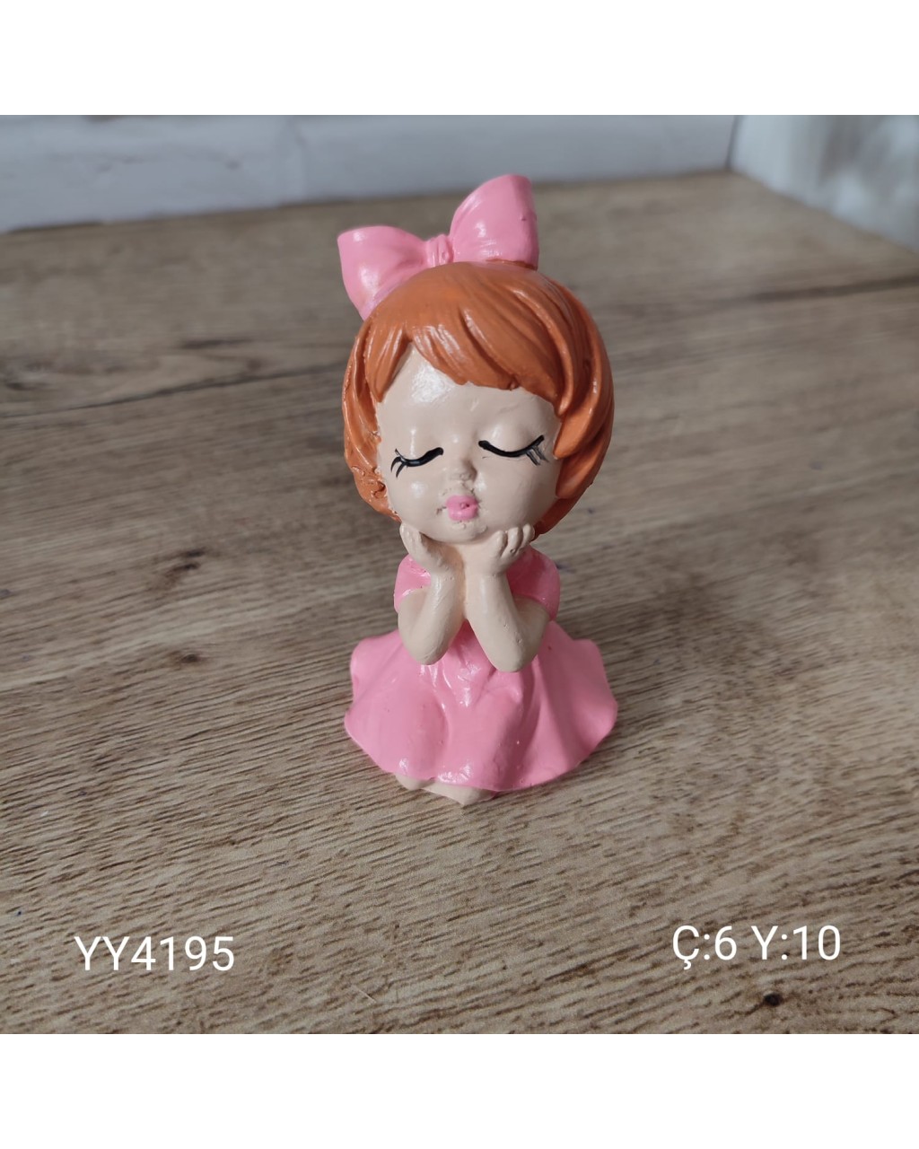 YY4195 Dizleri Üzerine Çökmüş Elleri Çenesinde Kız YY4195 Dizleri Üzerine Çökmüş Elleri Çenesinde Kız